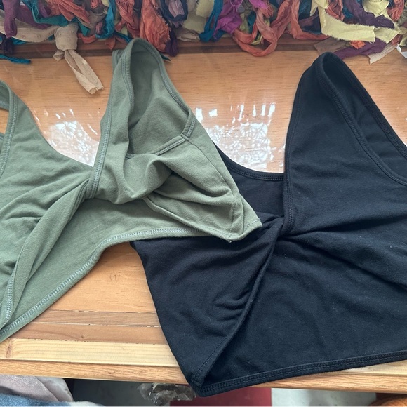 2 Twisted Crop Tops Reversible - Picture 4 of 6